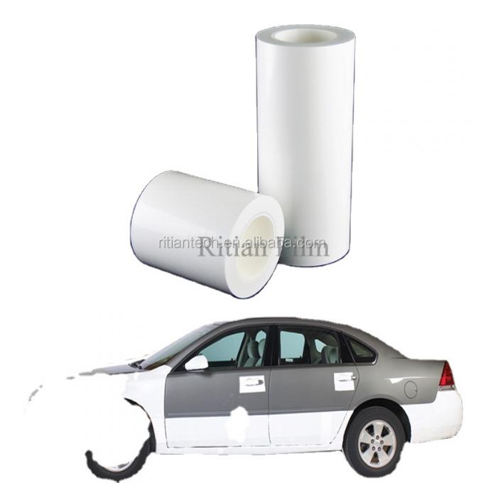 Закрытие защитной пленки на поверхности транспортного средства